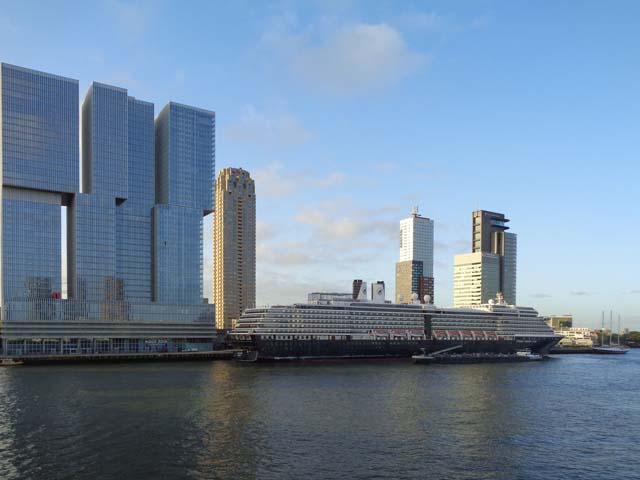 Cruiseschip ms Zuiderdam van de Holland America Line aan de Cruise Terminal Rotterdam